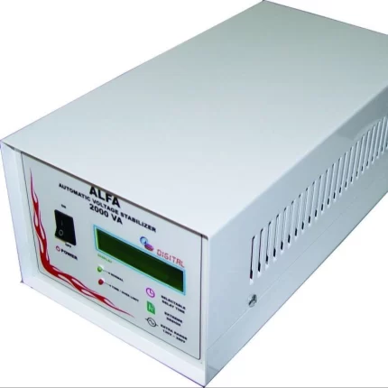 استابلایزر 2000 ولت آمپر با نمایشگر LCD آلفا (ALFA) مجهز به کلید کنترل، چراغ های نشانگر روی پنل جلویی و شیارهای تهویه در طرفین برای خنک کاری بهتر است.