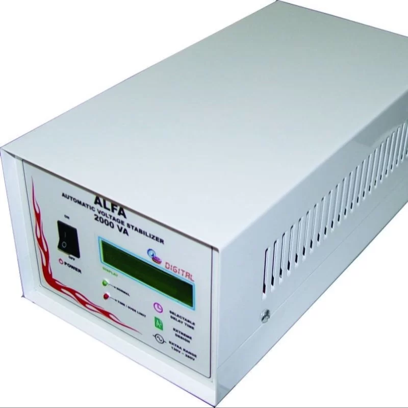 استابلایزر 2000 ولت آمپر با نمایشگر LCD آلفا (ALFA) مجهز به کلید کنترل، چراغ های نشانگر روی پنل جلویی و شیارهای تهویه در طرفین برای خنک کاری بهتر است.