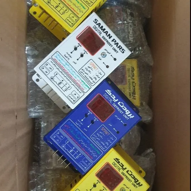 چند دستگاه دیجیتال دیفراست تایمر در پوشش‌های سفید و آبی SAMAN PARS در داخل یک جعبه مقوایی چیده شده‌اند که پوشش حبابی تا حدی زیر آن نمایان است.