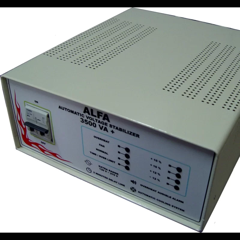 استابلایزر 3500 آلفا (ALFA) سفید دارای چراغ های نشانگر، سوئیچ های کنترلی و یک متر در پنل جلویی برای تنظیم خودکار ولتاژ قابل اعتماد است.